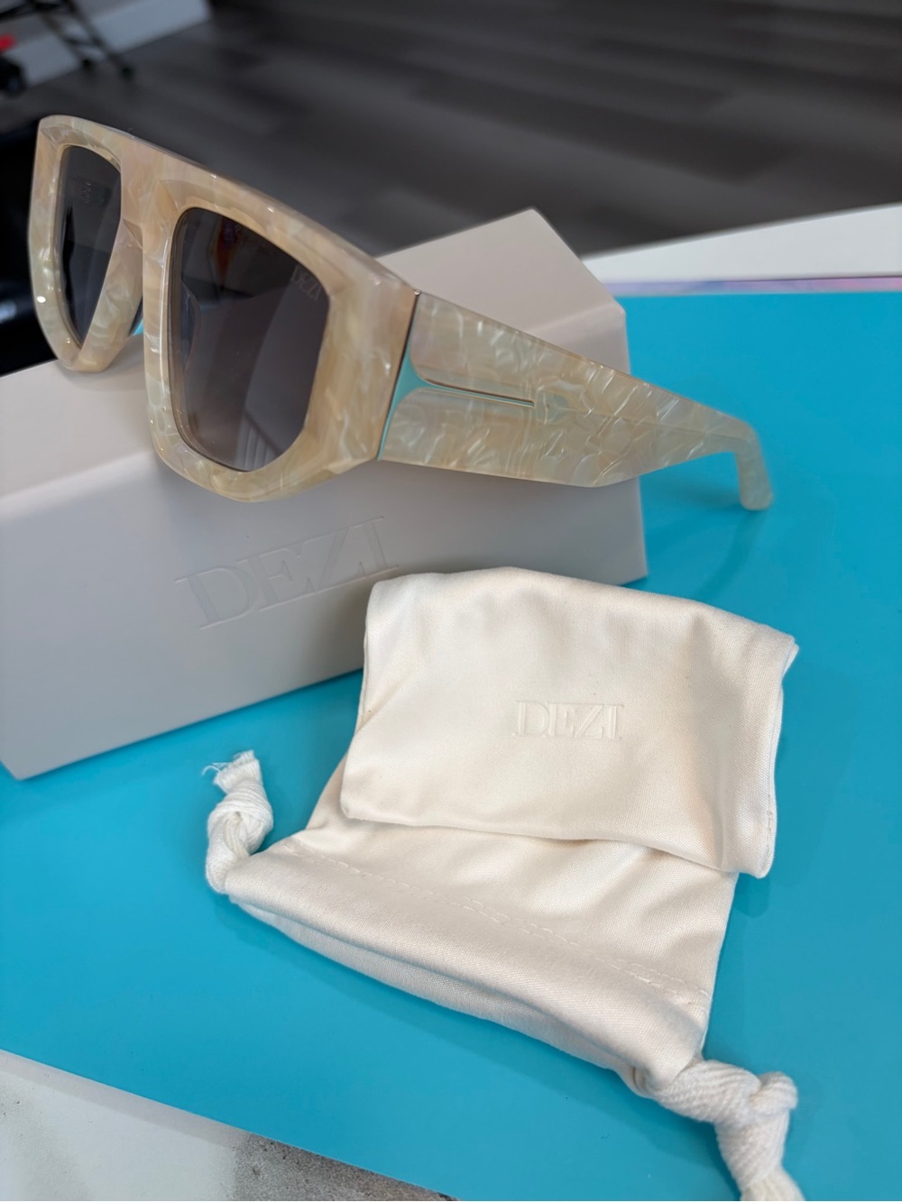 🕶️DEZI NWT Backtrack Limestone Smoke Faded Oversized Square Sunglasses w Box 💕 - Picture 9 of 11